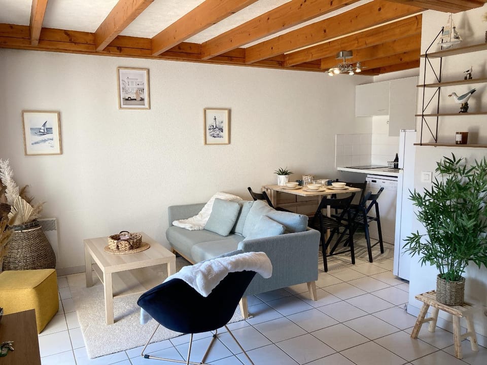 Kitchen or kitchenette, Seating area