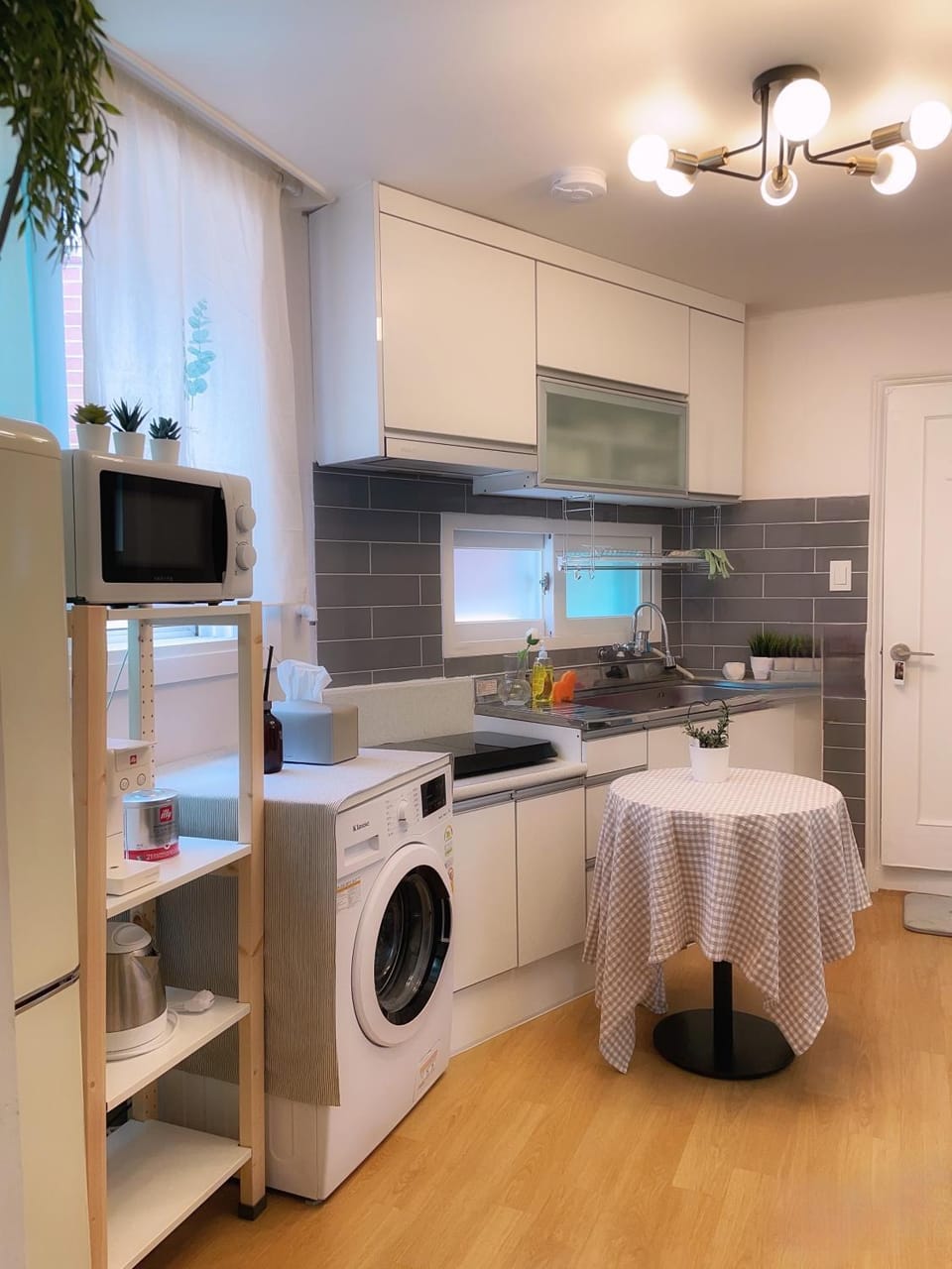 Kitchen or kitchenette, Dining area, stove