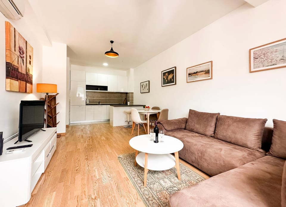 TV and multimedia, Living room, Seating area, Dining area, Mountain view, furniture, kitchen