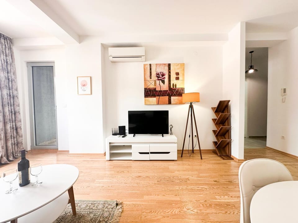 TV and multimedia, Living room, Seating area, Dining area