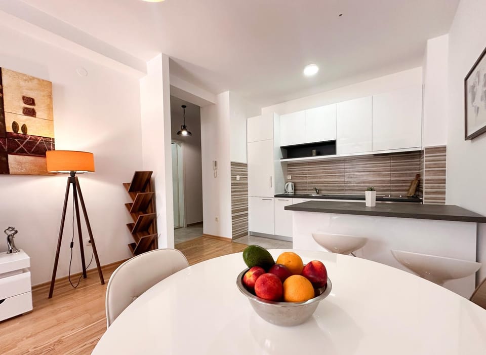 Kitchen or kitchenette, dishwasher, oven, kitchen