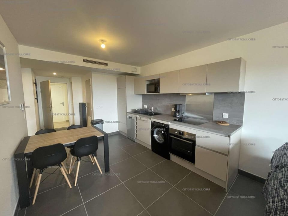 Coffee/tea facilities, Kitchen or kitchenette, Dining area, dishwasher, microwave, oven, stove, toaster