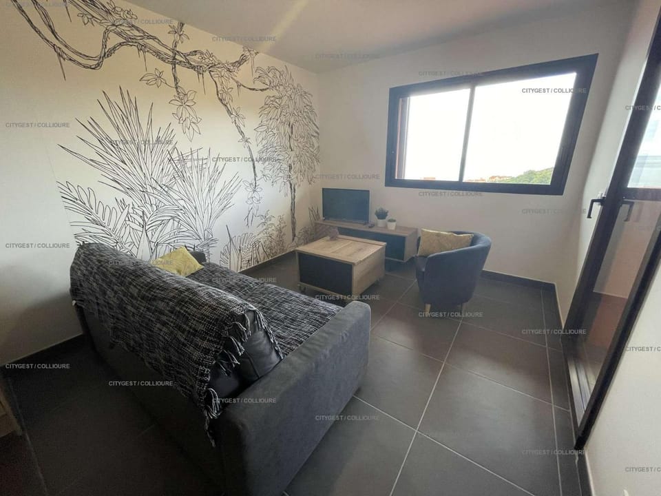 Bed, TV and multimedia, Living room