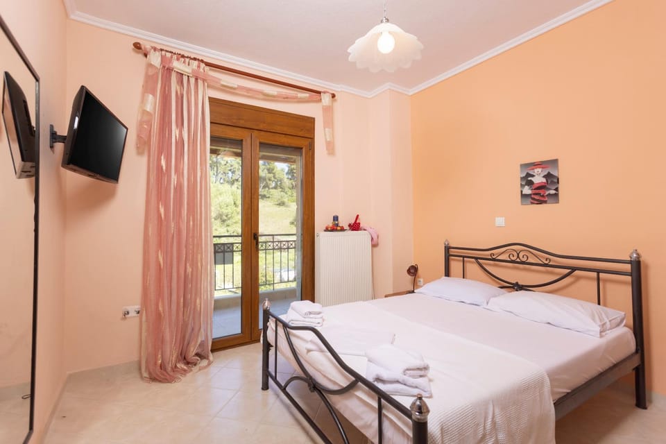 Bed, TV and multimedia, Photo of the whole room, Bedroom, towels