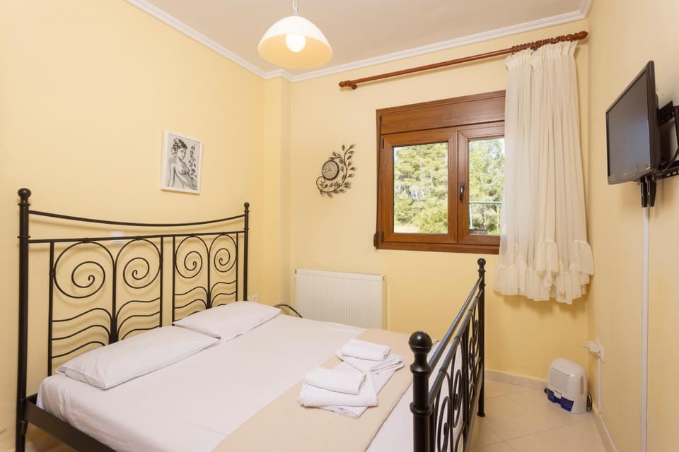 Bed, TV and multimedia, Photo of the whole room, Bedroom, towels