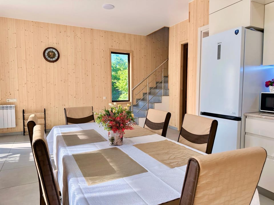 Kitchen or kitchenette, Living room, Seating area, Dining area, stove