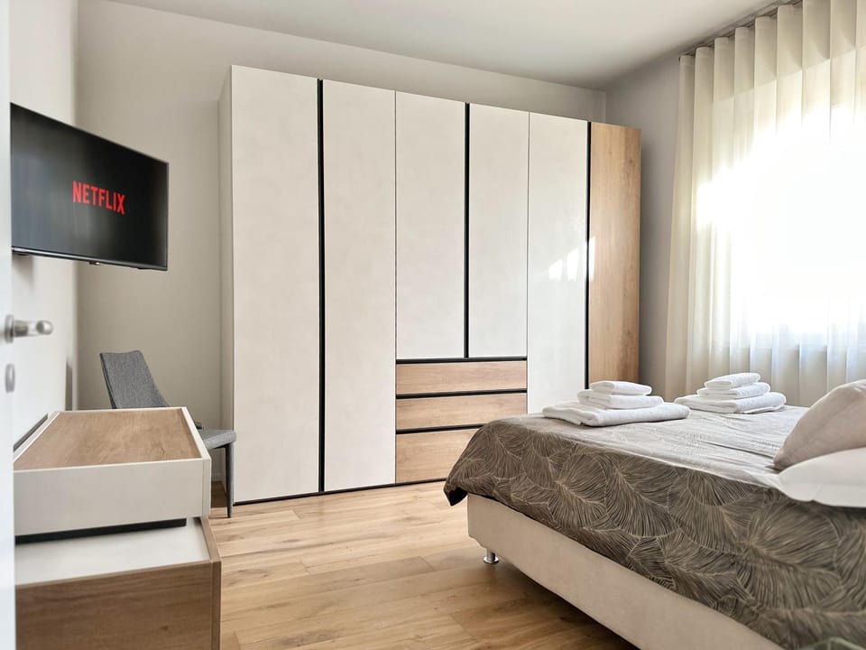 Bed, TV and multimedia, Photo of the whole room, Bedroom, towels, wardrobe