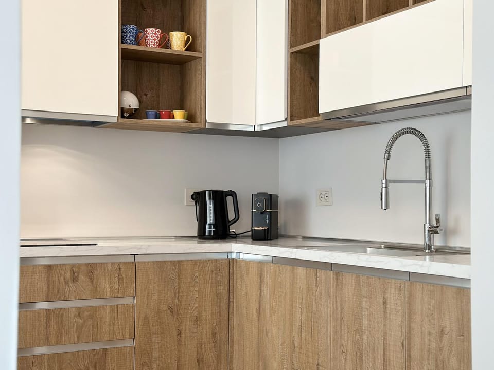 Coffee/tea facilities, Kitchen or kitchenette, stove