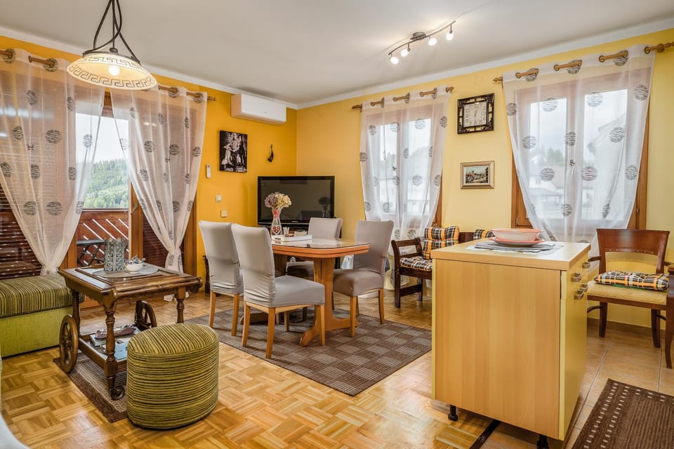 TV and multimedia, Living room, Seating area, Dining area