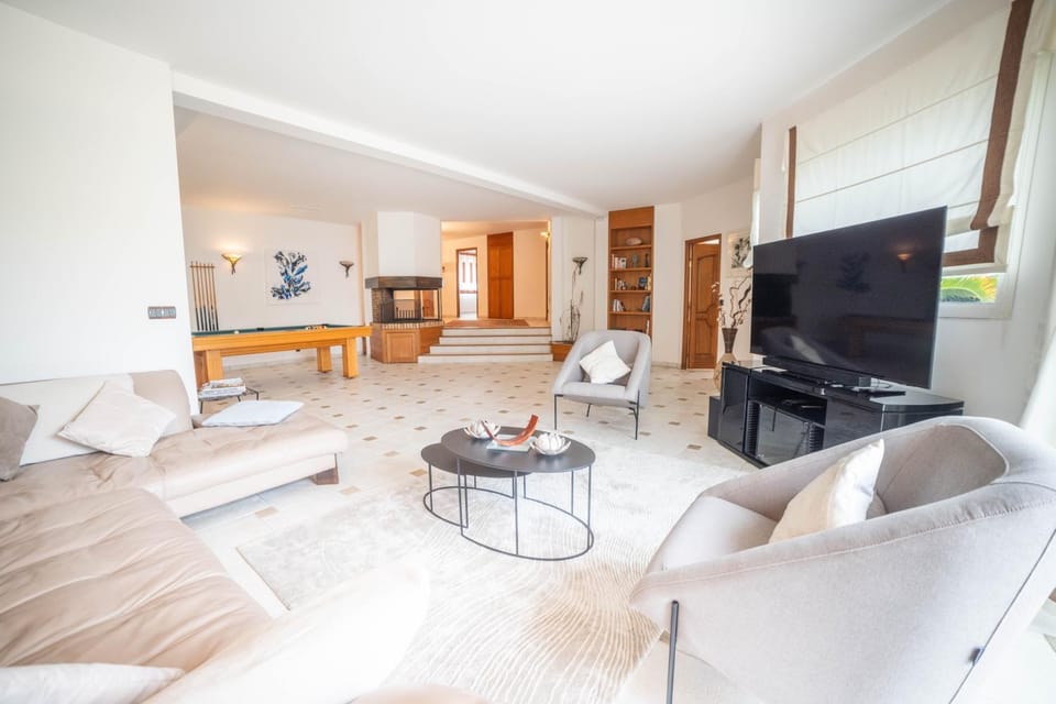 Communal lounge/ TV room, Living room, Seating area