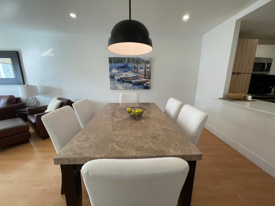 Stunning apt! Oceanview! Parking included Apartment in Sunny Isles Beach