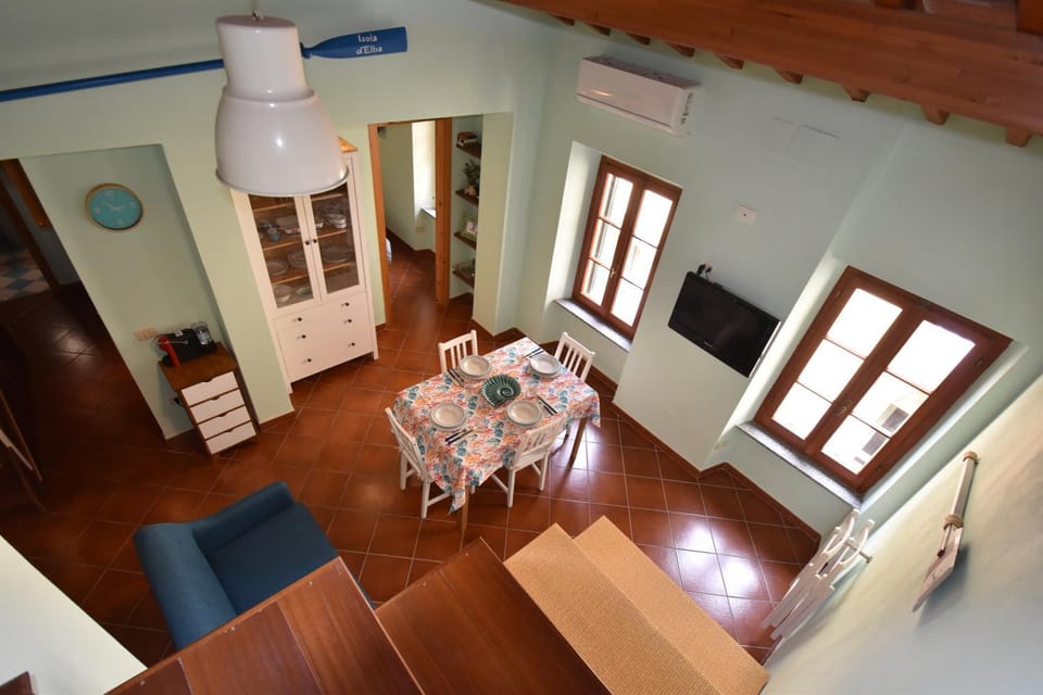TV and multimedia, Kitchen or kitchenette, Living room, Dining area, air conditioner