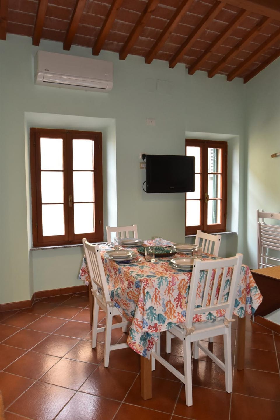 Communal lounge/ TV room, TV and multimedia, Living room, Seating area, Dining area, air conditioner