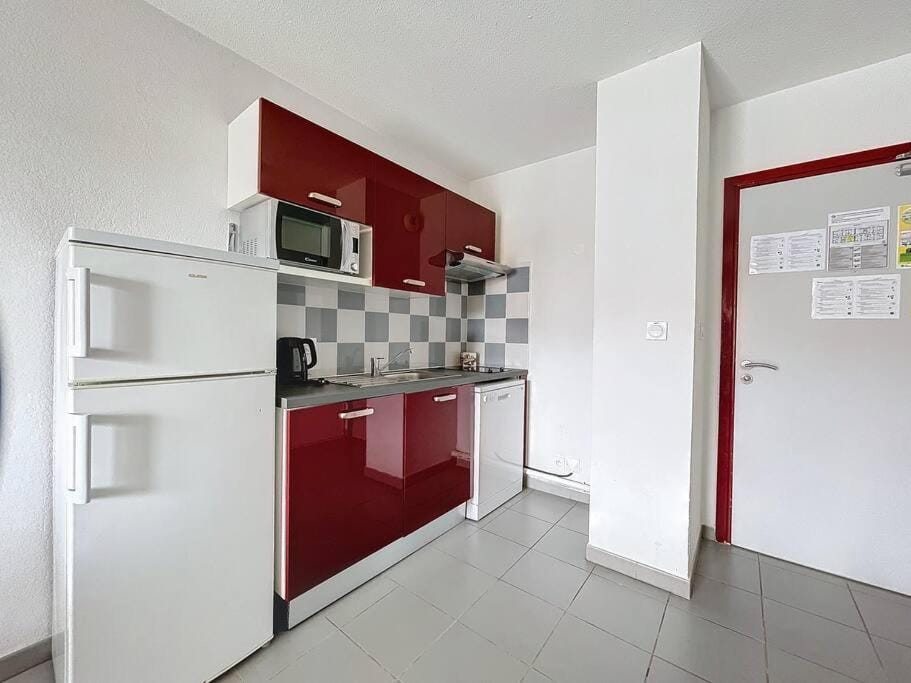 Kitchen or kitchenette