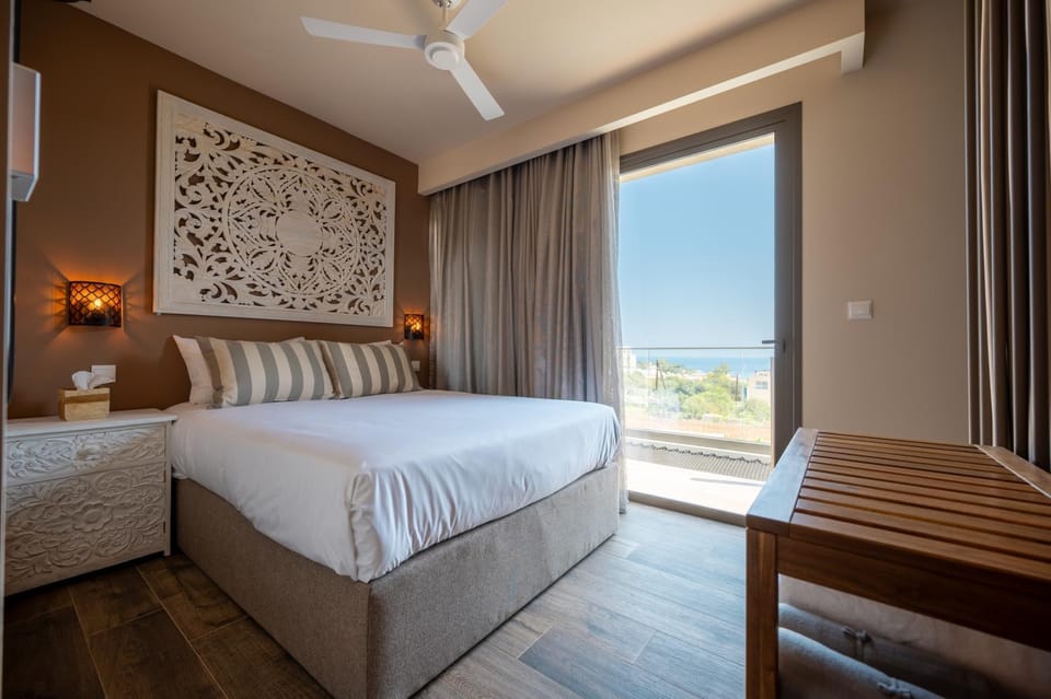 Bed, Natural landscape, Photo of the whole room, Bedroom
