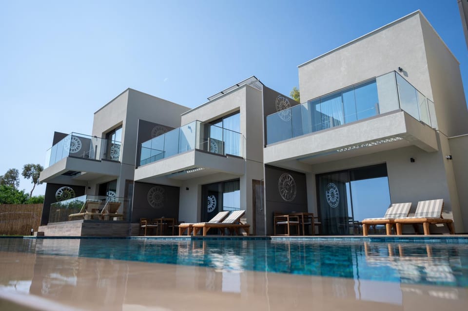 Property building, Balcony/Terrace, Pool view, Swimming pool, sunbed