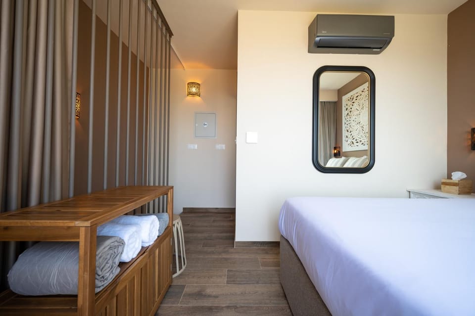 Bed, Photo of the whole room, Bedroom, wardrobe, air conditioner