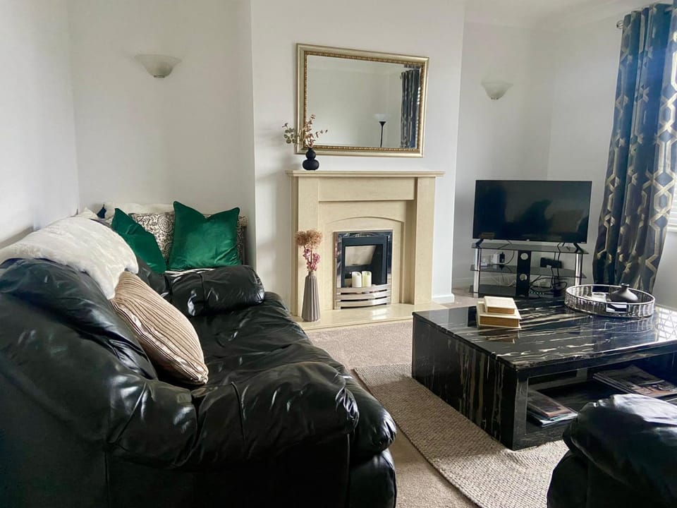 Danby House Messingham - Sleeps 5 Family & Contractor - Garden & Parking - Scun-thorpe, Brigg, Elsham, Barton House in West Lindsey District