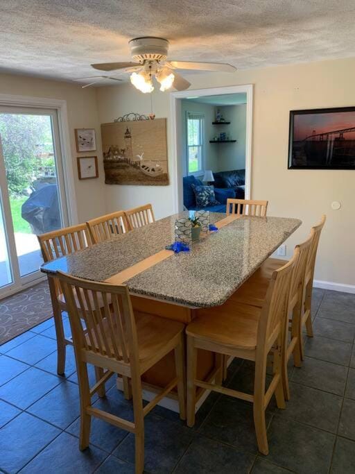 Spacious 5BR Beach House Vacation-walk to Scarborough! House in Narragansett Beach