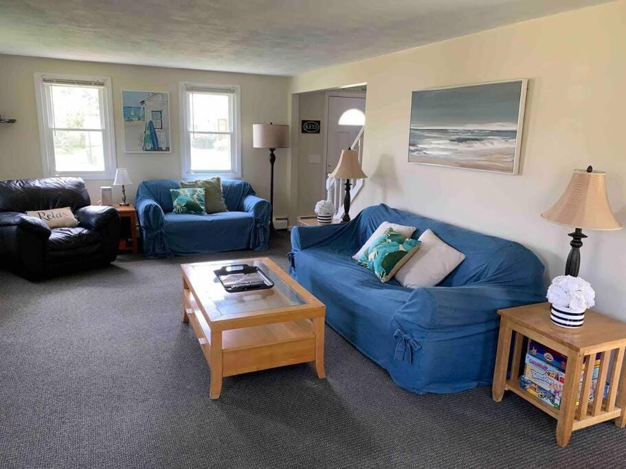 Spacious 5BR Beach House Vacation-walk to Scarborough! House in Narragansett Beach