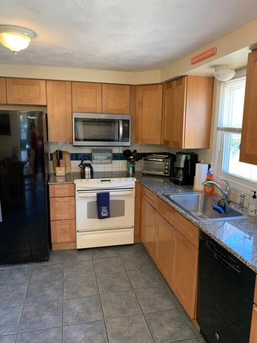Spacious 5BR Beach House Vacation-walk to Scarborough! House in Narragansett Beach