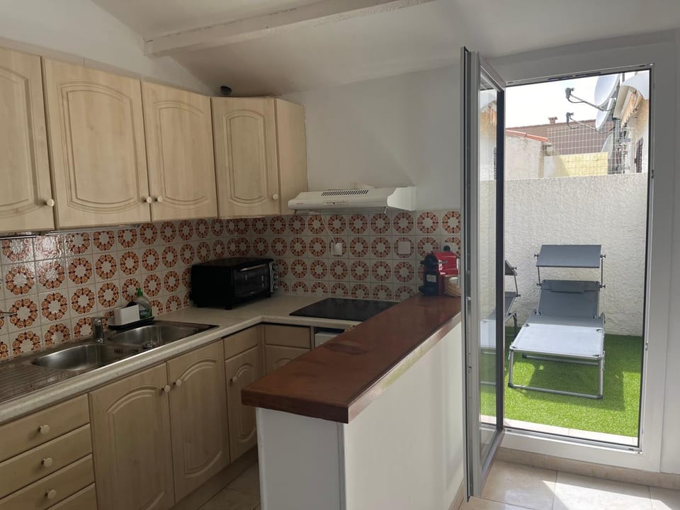 Kitchen or kitchenette, dishwasher, stove