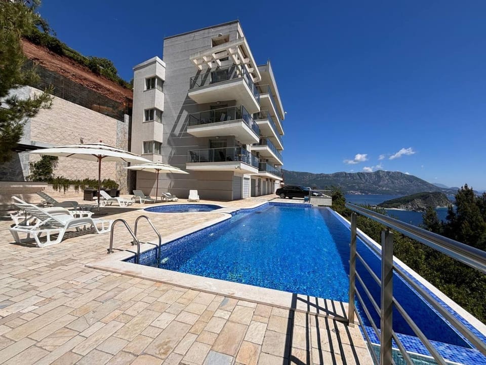 Property building, Patio, Day, Natural landscape, View (from property/room), Mountain view, Pool view, Swimming pool, sunbed