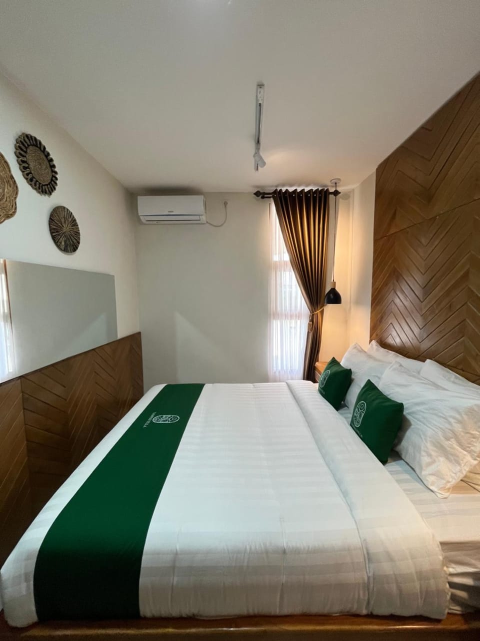 Bed, Photo of the whole room, Bedroom, air conditioner