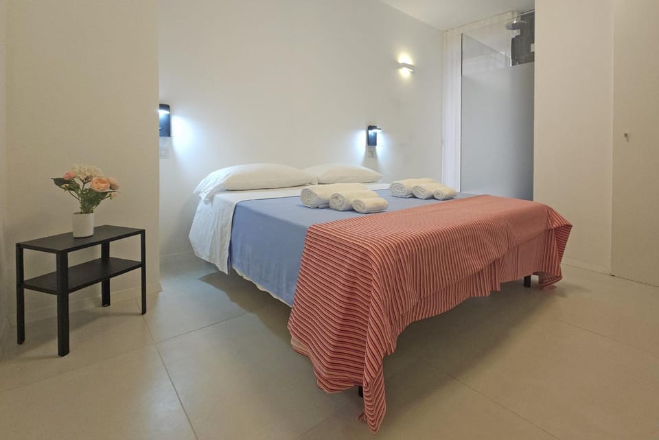 Bed, Bedroom, towels