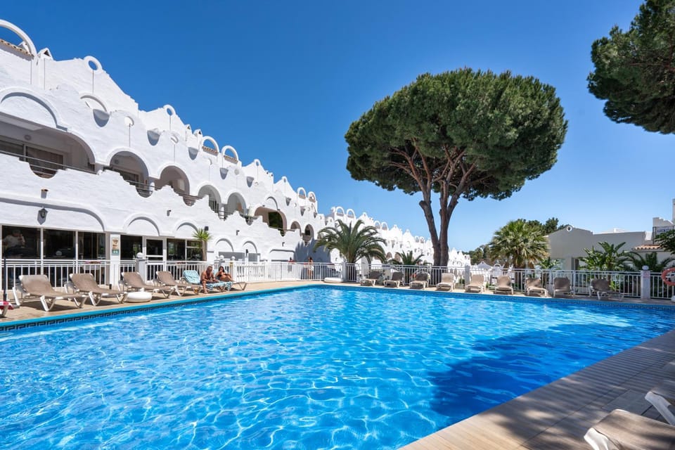 Pool view, Swimming pool, sunbed