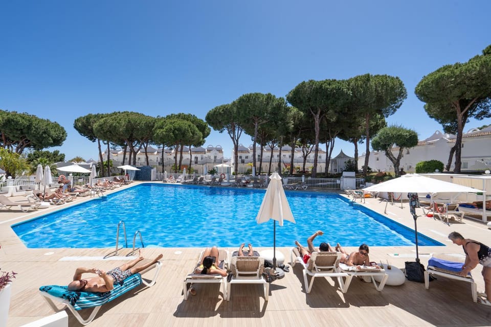 Pool view, Swimming pool, sunbed