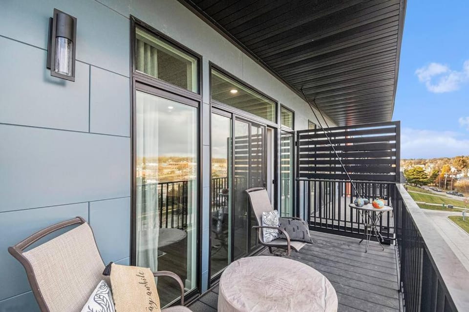 Luxurious Midtown Retreat with Elevator Access Apartment in Dundee-Happy Hollow
