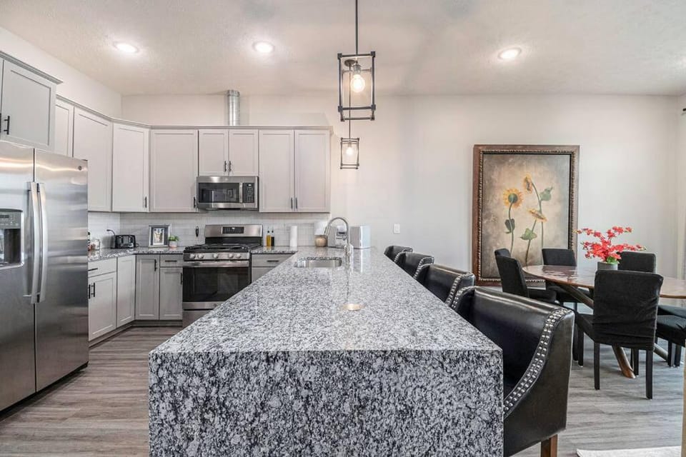 Luxurious Midtown Retreat with Elevator Access Apartment in Dundee-Happy Hollow