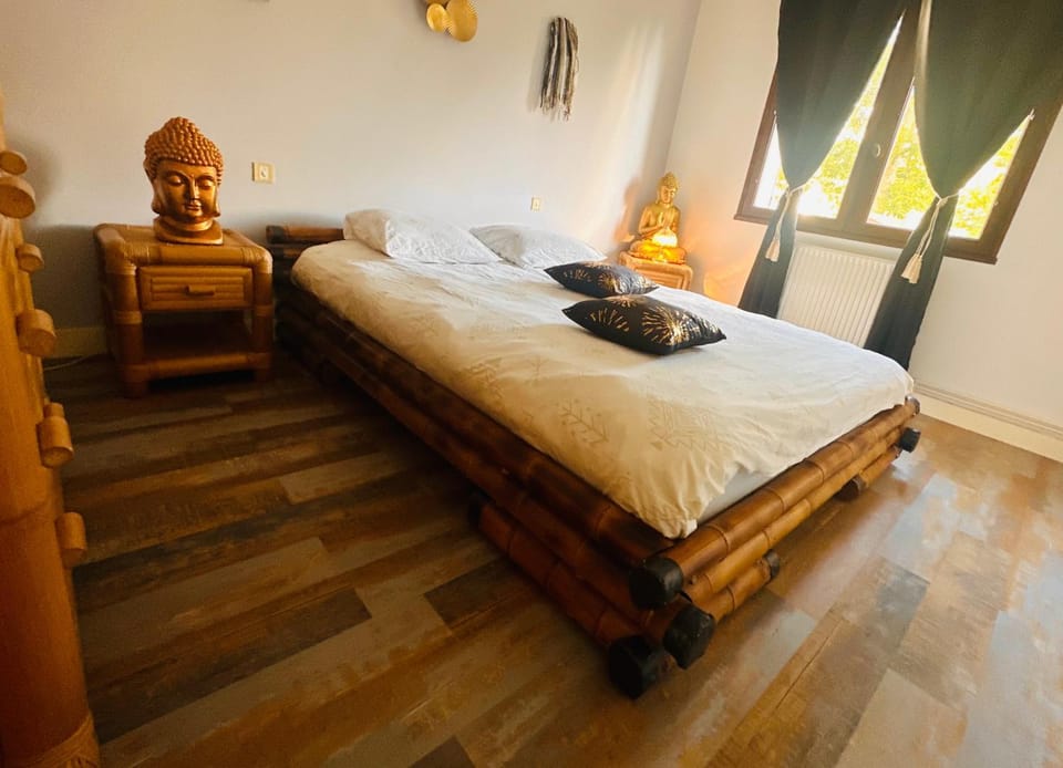 Bed, Photo of the whole room, Bedroom