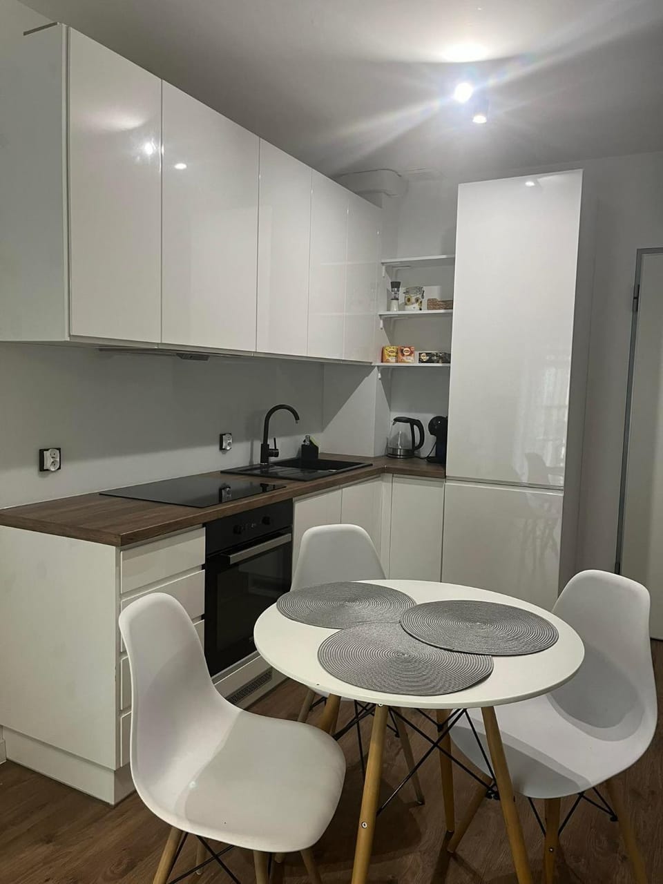 Coffee/tea facilities, Dining area, oven, stove