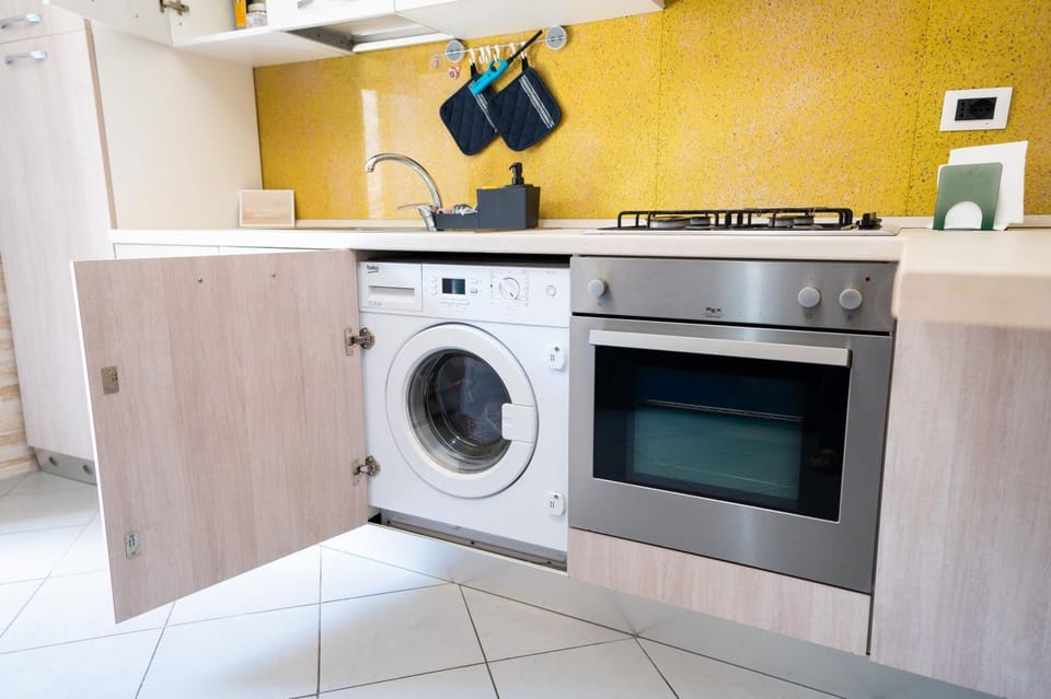 Dining area, oven, stove, washing machine