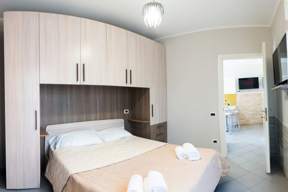 Bed, TV and multimedia, Bedroom, locker, towels