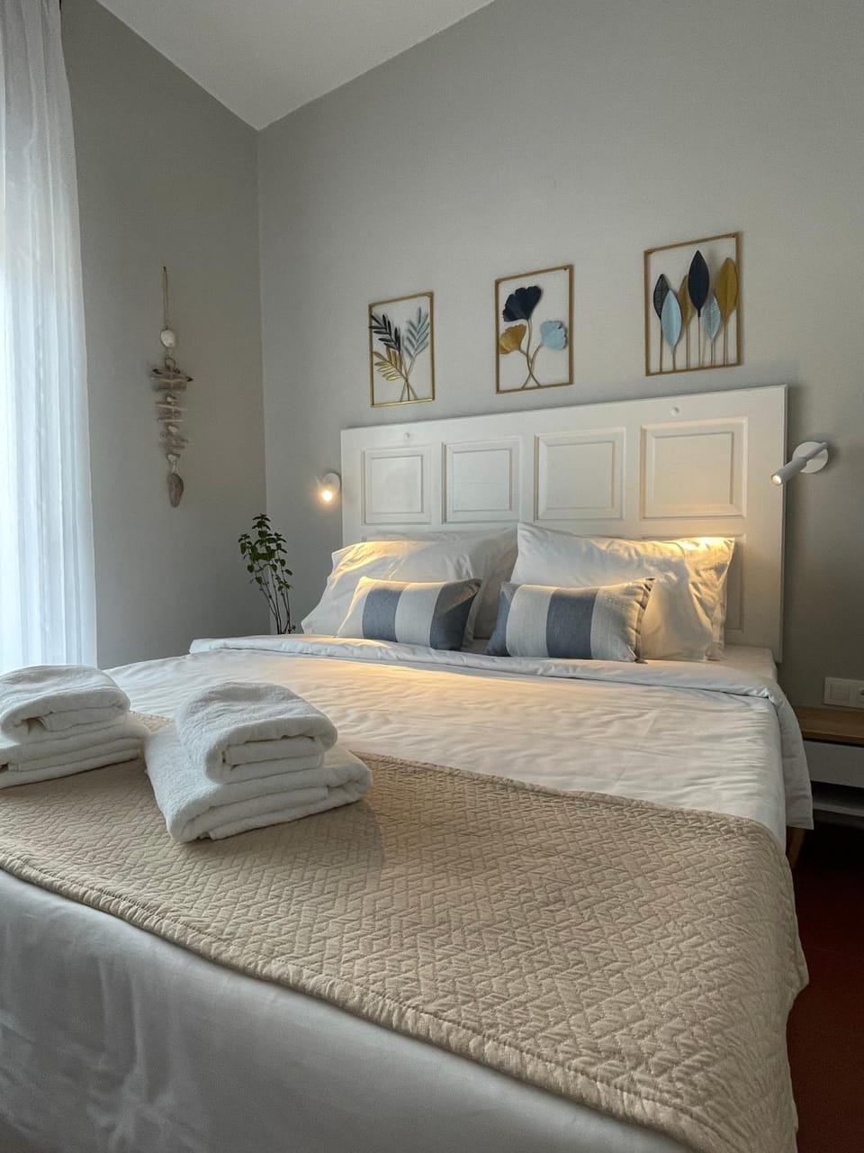 Bed, Photo of the whole room, Decorative detail, Bedroom, towels