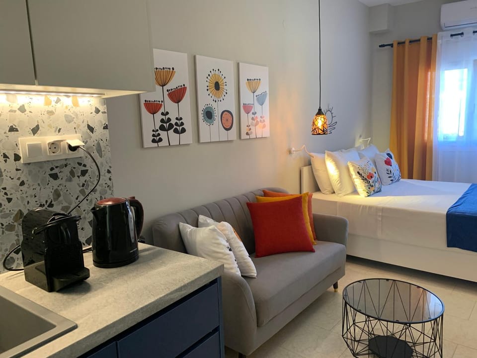 Bed, Coffee/tea facilities, Kitchen or kitchenette, Living room, Photo of the whole room, Seating area, Dining area, Bedroom