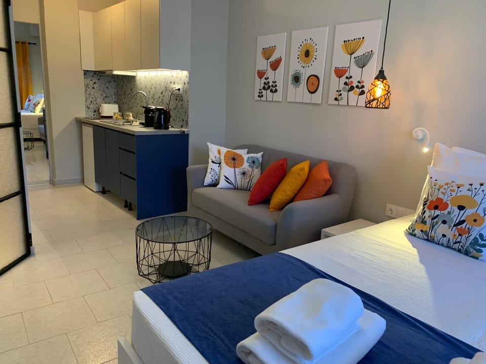 Bed, Coffee/tea facilities, Kitchen or kitchenette, Living room, Photo of the whole room, Bedroom