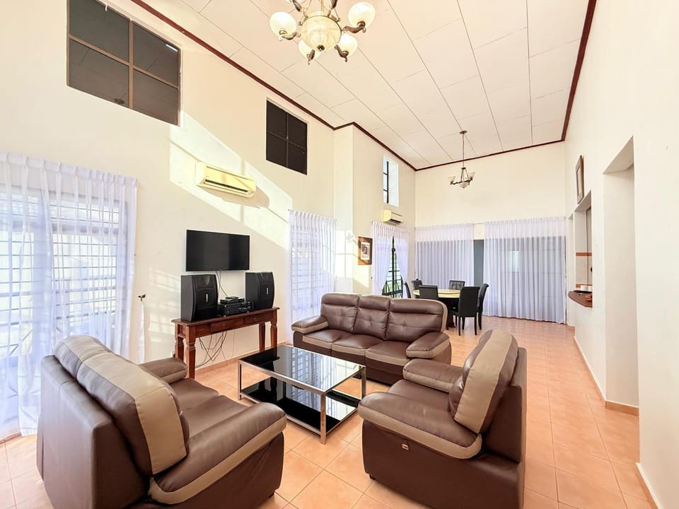 TV and multimedia, Living room, Seating area, air conditioner