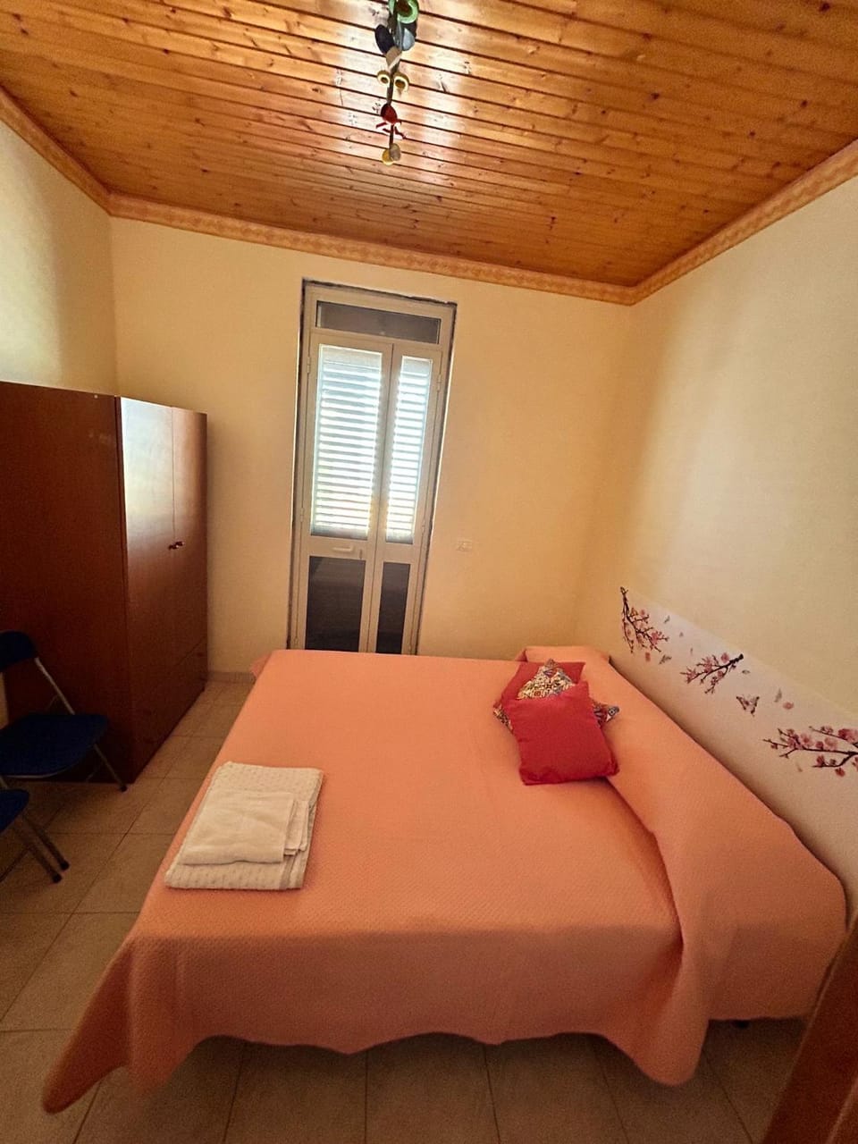 Bed, Photo of the whole room, Bedroom, towels, wardrobe