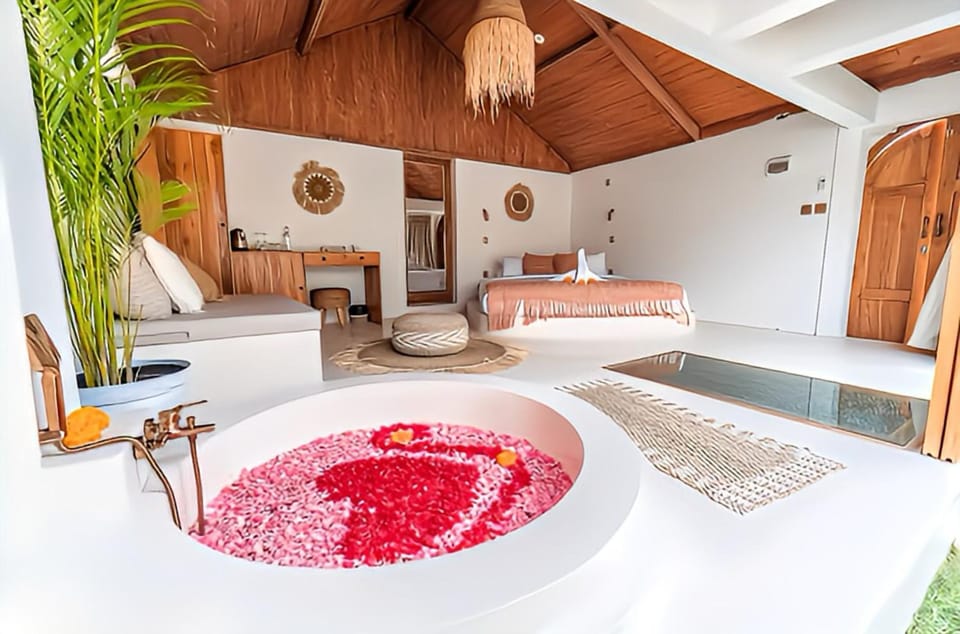 Property building, Bed, Hot Tub, Hot Tub, Bedroom, Swimming pool