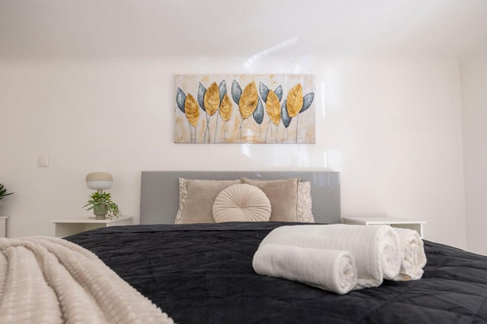 Bed, Bedroom, towels