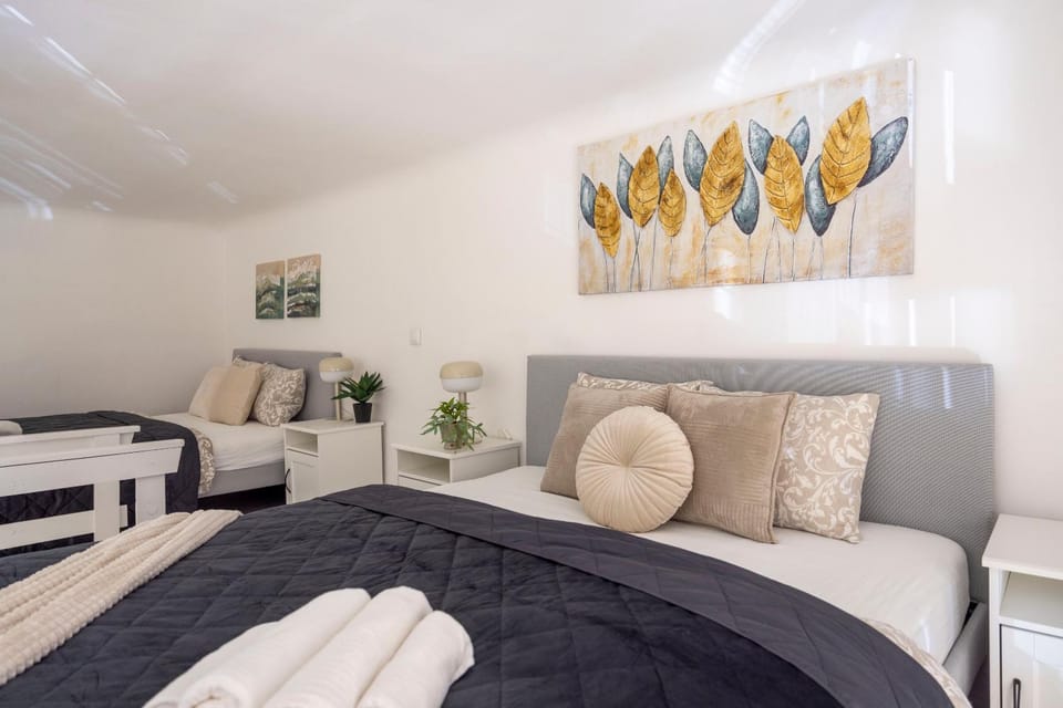 Bed, Living room, Photo of the whole room, Seating area, Bedroom