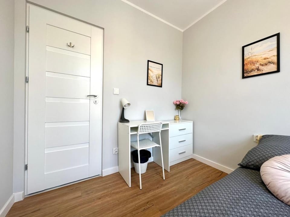 Bed, Photo of the whole room, wardrobe