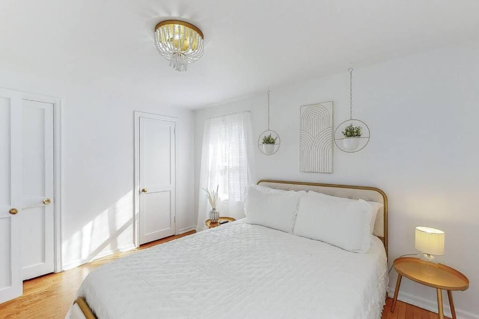 End Zone Escape-Light and Bright HOF Village Home House in Canton