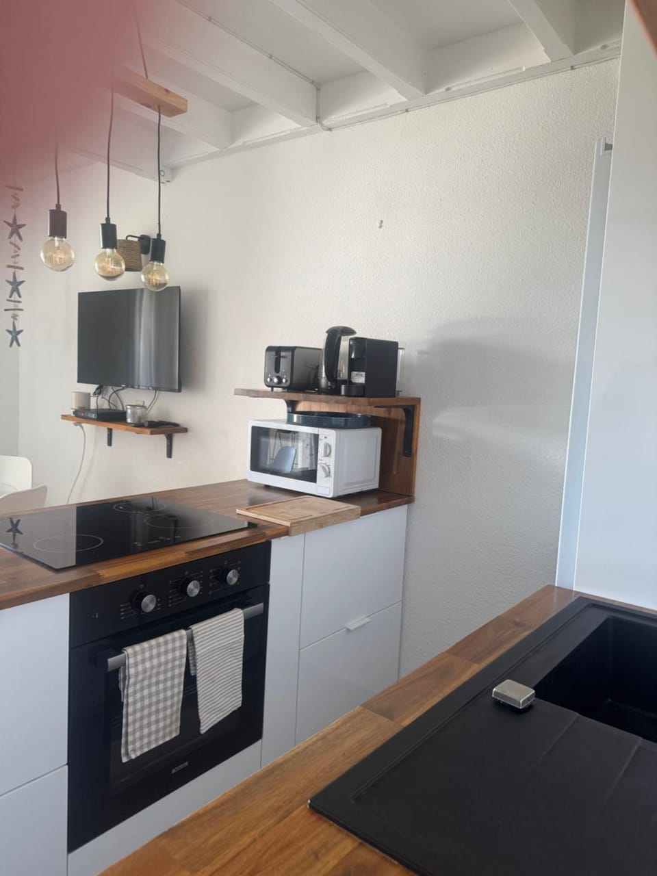 TV and multimedia, Kitchen or kitchenette, oven, stove, toaster