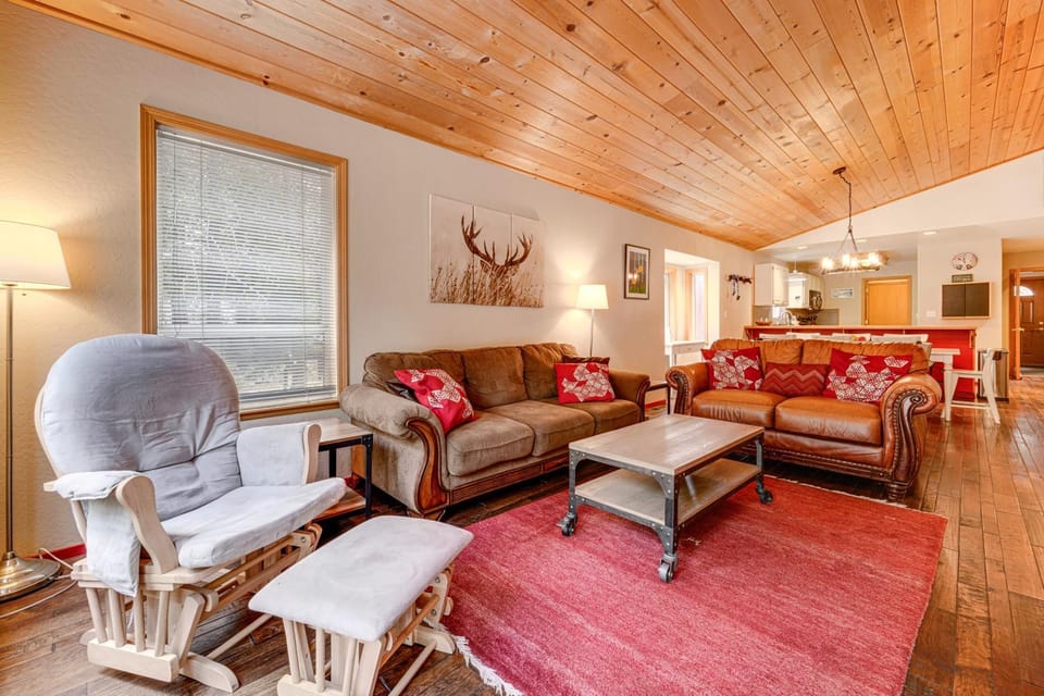 Home w/ Deck + Access to Tahoe Donner Amenities! House in Truckee
