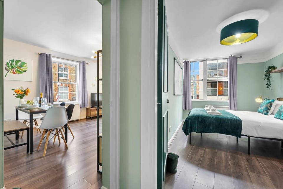 Bed, Living room, Photo of the whole room, Seating area, Dining area, Bedroom